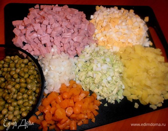 Готовим салат.Повторяю,салат можно любой,но покажу на примере банального,но не менее вкусного"Оливье"...Итак,отвариваем,нарезаем картофель,лук,колбасу,яйца,листья китайской капусты (для хруста)...