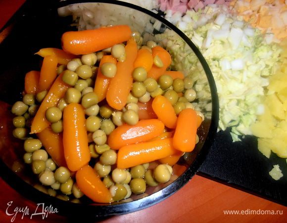 Я взяла готовую маленькую баночку MIX из горошка и морковки-очень удобно!