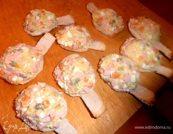 Накладываем наш салатик на остывшие гренки-тарталетки.