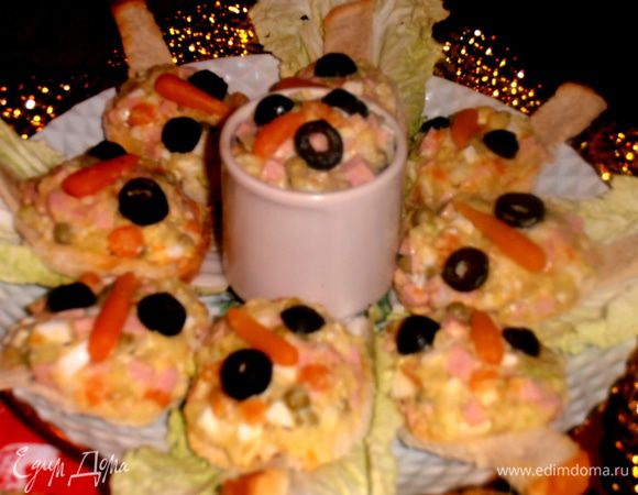 Подаём на блюде на листьях салата.