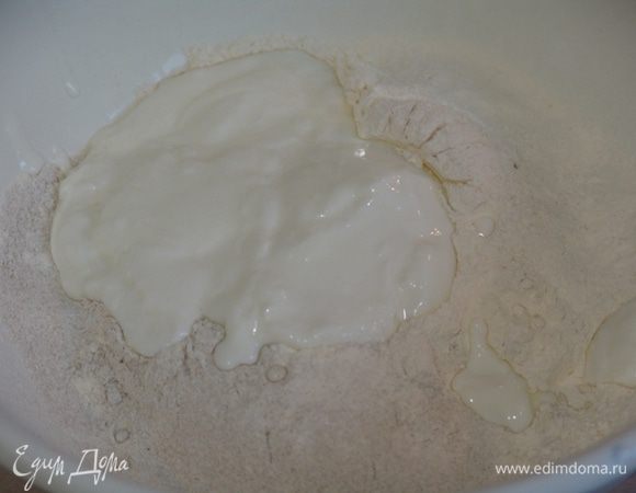 Для теста смешиваем ржаную и пшеничную муку, добавляем соль. В смесь добавляем простоквашу и замешиваем тесто. Оборачиваем пленкой и ставим в теплое место на 30 минут. 