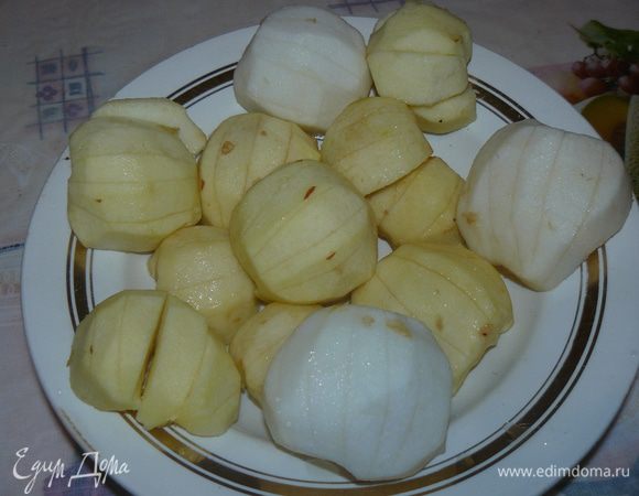 Яблоки разрежте пополам, очисте от кожицы и семенной коробочки. Сделайте на выпуклой поверхности несколько параллельных надрезов, полейте лимонным соком. Яблоки у меня разных оттенков на фото , так как разных сортов использовала яблоки ( чего осталось)
