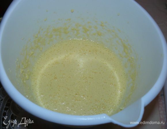 Взбейте размягченное масло с сахаром и ванилью. Продолжая взбивать , добавте по одному яйца и цедру( если решили добавлять её). Далее вмешайте смесь из муки, соды и соли. Тесто должно быть по консистенции, как густая сметана.