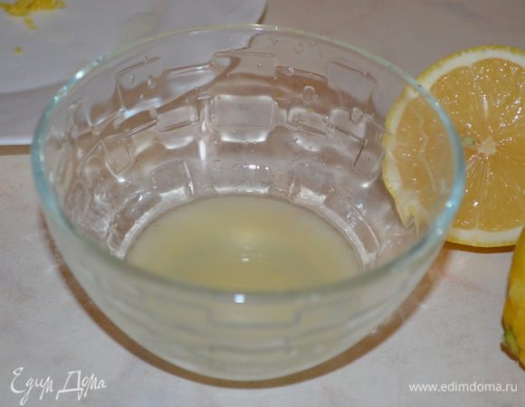 в отдельную мисочку выжать сок