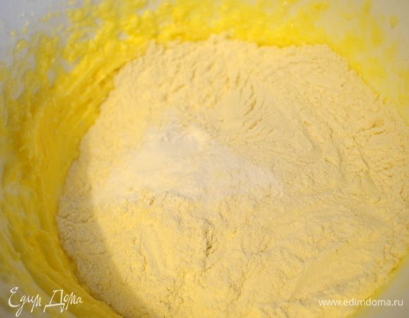 просеиваем муку с содой и с разрыхлителем и все как следует вымешиваем