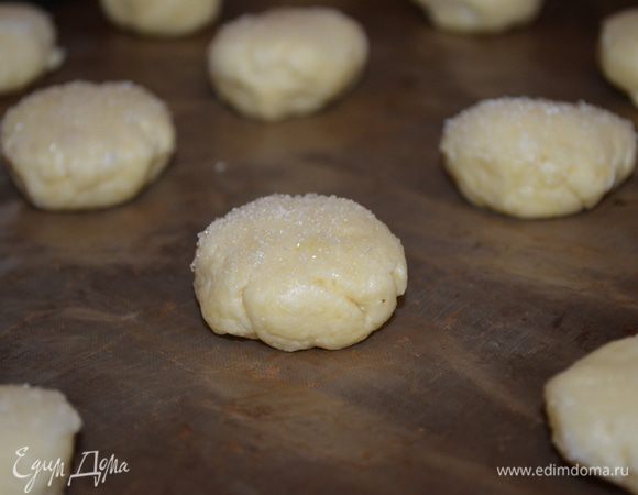 на противень кладем коврик или бумагу для выпечки и раскладываем на нем печенье. Сахарная сторона на верху! выпекаем 15 минут при 200 гр =)))