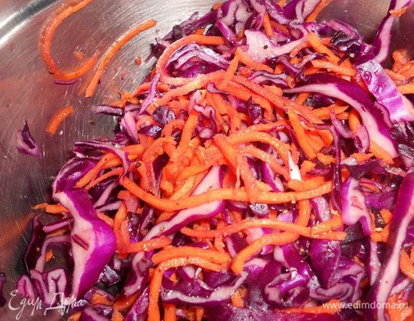 Куриное филе нарезать кусочками,обжарить на масле,посолить и поперчить по вкусу, добавить к курице рис и добавить стакан воды и тушить до готовности риса, остудить и смешать с сыром, нарезанный кубиками.
Капусту красную нарезать соломкой смешать с корейской морковью, добавить лимонный сок,посолить и поперчить и перемешать.