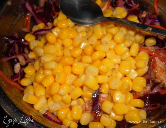 Добавить к капусте курицу с сыром, добавить кукурузу,добавить кориандр,перемешать.Добавить кешью.