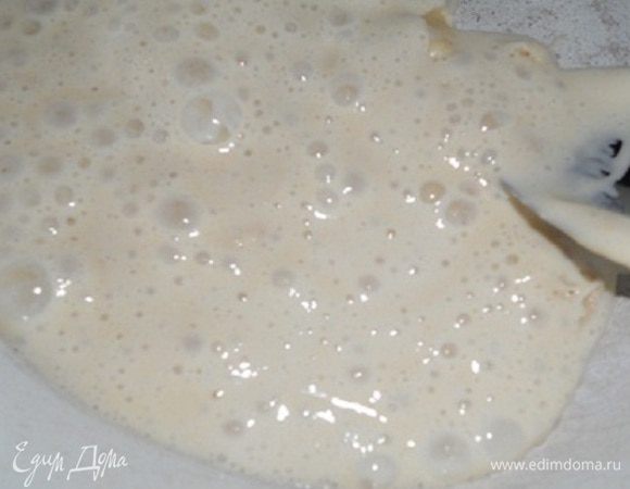 Делаем опару - дрожжи смешать с 1 ст. л. воды и добавить неполную ложку пшеничной муки,перемешать и дать подняться.