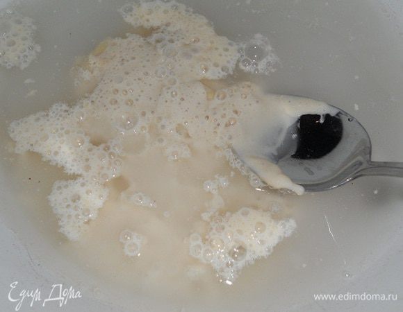 Опару смешать с водой, добавить соль и сахар.