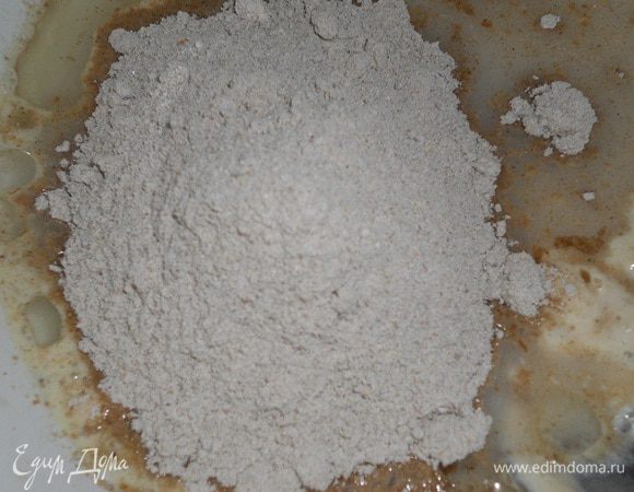 Добавить масло, перемешать, добавить ржаную смесь и перемешать.
