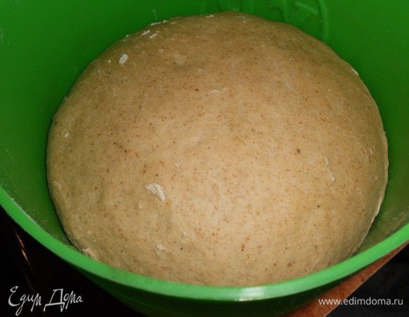 Затем подмесить тесто и переложить в форму,поставить на расстойку на 35 минут,выпекать при температуре 160 градусов,около 35-40 минут.