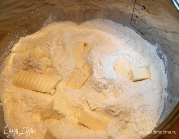 В муку добавить разрыхлитель, соль и сливочное масло и перетереть в руках в крошку