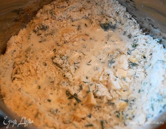 Влить молоко и замесить тесто