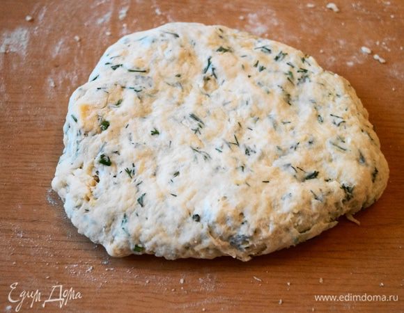 Тесто выложить на поверхность присыпанную мукой и раскатать в пласт толщиной примерно 2см.