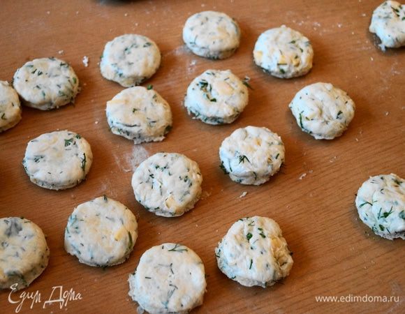 с помощью формы выдавить булочки