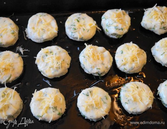 Выложить сконы на противень смазанный маслом, смазать желтком, посыпать сыром и поставить в разогретую до 200 градусов духовку на 15 минут. Приятного аппетита!!