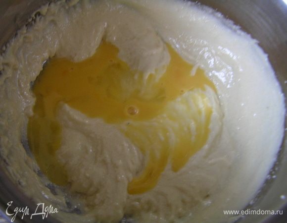 Влить оставшиеся яйца и взбивать 8-10 минут.

