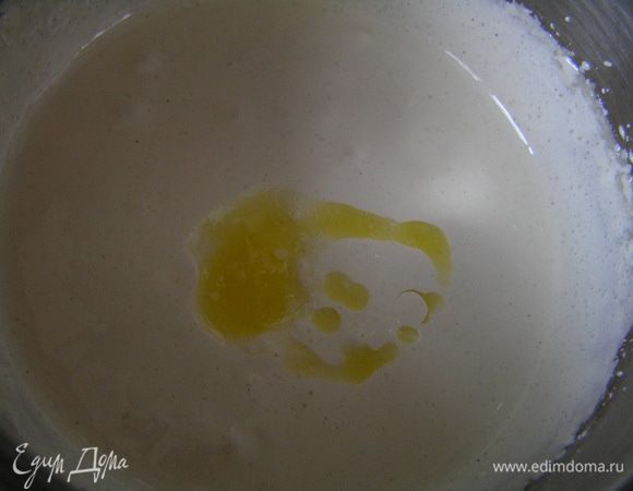 Добавить немного растопленного сливочного масла и перемешать лопаточкой