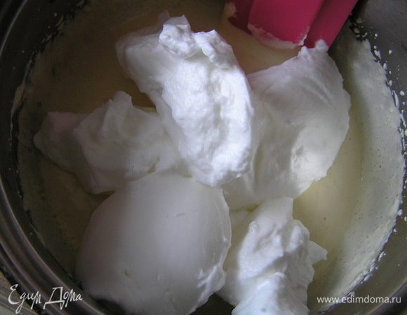 Взбить белки с сахарной пудрой (6г) и добавить в первую заготовку.
