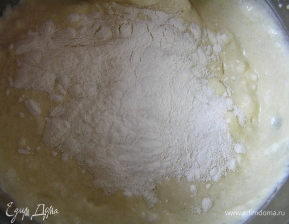 Всыпать просеянную муку и деликатно перемешать. Добавить оставшееся масло и еще раз перемешать.
