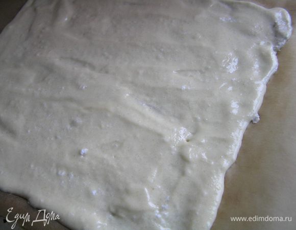 Выложить тесто на подготовленную бумагу для выпечки (предварительно с обратной стороны нарисовать нужный размер подходящий для Вашей формы, у меня прямойгольник 25х27см).
