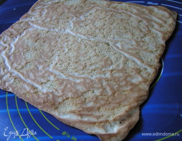 Готовый бисквит перевертуть на подготовленную поверхность и снять бумагу для выпечки. Остудить.
