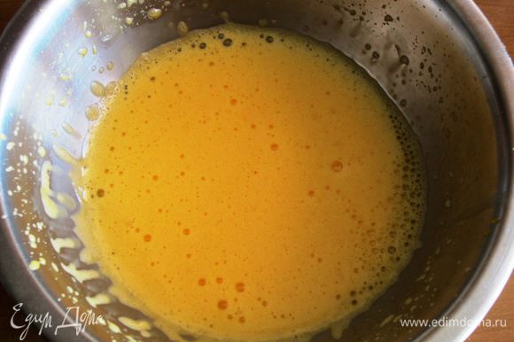 Тесто: Взбить в пену желтки с 4 ст. л. кипятка, добавить 100 г сахара, лимонный ароматизатор, щепотку соли и взбивать до получения кремообразной массы.