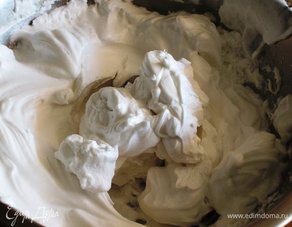 Взбить белки до устойчивых пиков (около 10 минут),постепенно добавляя оставшейся  сахар. 