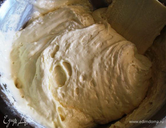 На белки выложить желтки, просеянную с разрыхлителем муку и крахмал. Аккуратно соединить ингредиенты. 