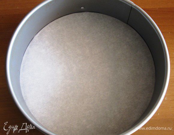Дно разъёмной формы диаметром 20 см  застелить пергаментом. 