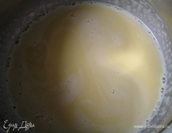 влить молоко, перемешать и вернуть на огонь, снова нагреть до 85*С, снять с огня, добавить отжатый желатин, перемешать.
