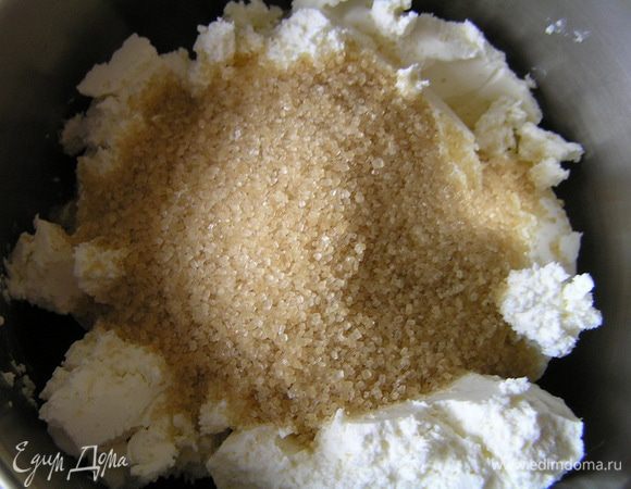 Творожный сыр растереть с коричневым сахаром (80 г),
