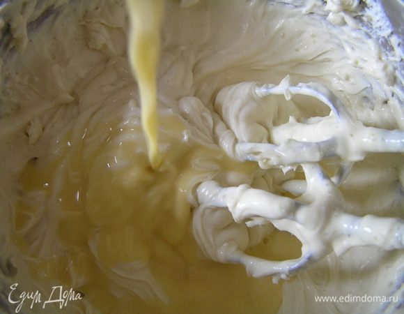 постепенно вливая приготовленную молочно-желтковую смесь с желатином,