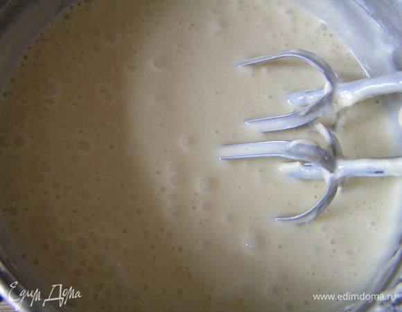 взбить творожную массу до однородности.
