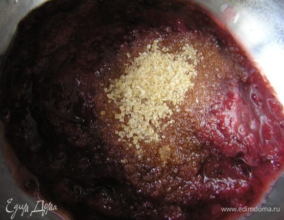 перелить в кастрюльку, всыпать коричевый сахар (30 г), помешивая довести до кипения, 
