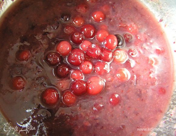 всыпать оставшиеся целые ягоды, добавить отжатый желатин, перемешать, убрать в холодильник на 20-30 минут до полузастывания.
