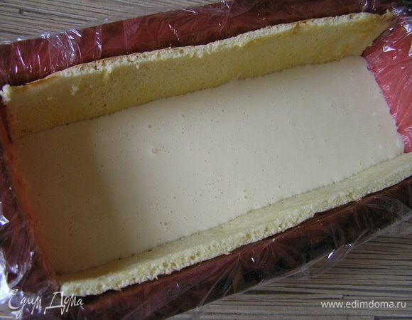 Выложить немного карамельно-сливочного крема. Убрать в холодильник до полузастывания.
