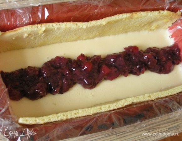 Затем поверх крема выложить примерно 1/3 брусничного желе.
