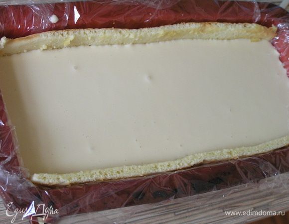 аккуратно залить кремом не доходя до края формы на 1-1,5см. Убрать в холодильник до застывания.
