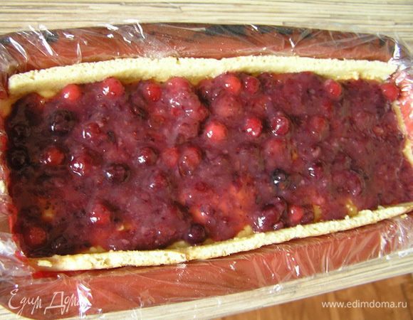 Выложить оставшееся желе, разровнять по всей поверхности.
