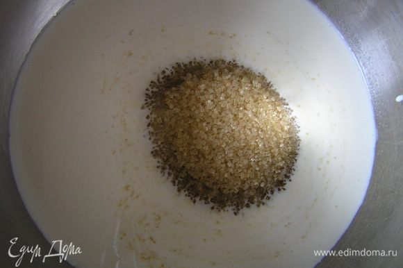 Для украшения приготовить карамельную глазурь. В кастрюльку влить сливки, всыпать коричневый сахар (50г) и соль,
