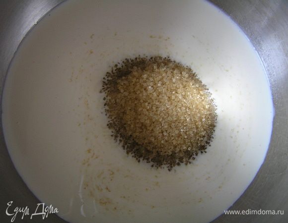 Для украшения приготовить карамельную глазурь. В кастрюльку влить сливки, всыпать коричневый сахар (50г) и соль,
