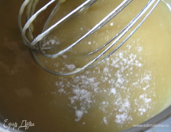продолжая помешивать, варить 10-12 минут до загустения. Всыпать ванилин, перемешать.
