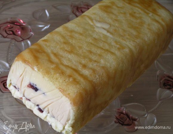 Застывший десерт аккуратно вынуть из формы перевернув на блюдо, снять пленку,
