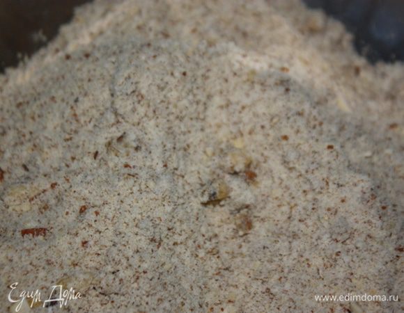  Орехи просушить в духовке, затем мелко измельчить с  0,5 ст. сахара. Добавить муку и все хорошо перемешать. 

