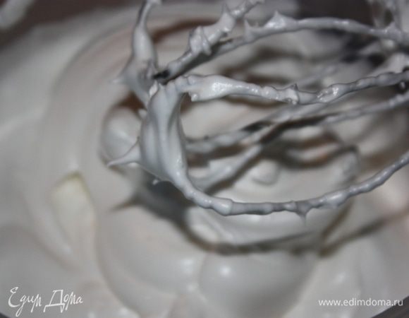 Белки взбить с оставшимся сахаром до устойчивых пиков.