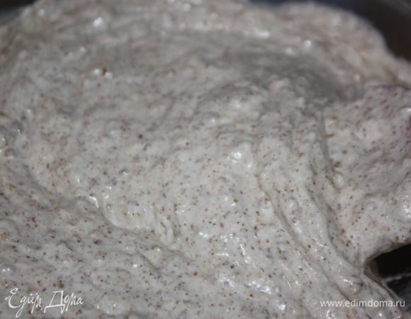 Аккуратно вводим в ореховую массу белок по 1/3 части, перемешиваем сверху вниз. И так до тех пор пока не кончится белок.