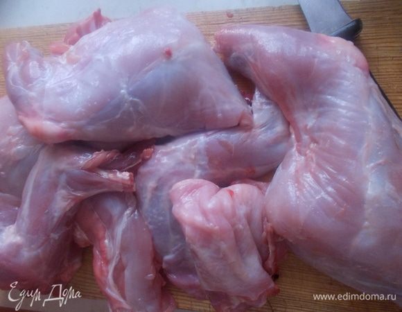 Кролика помыть, высушить и порезать на порционные куски.