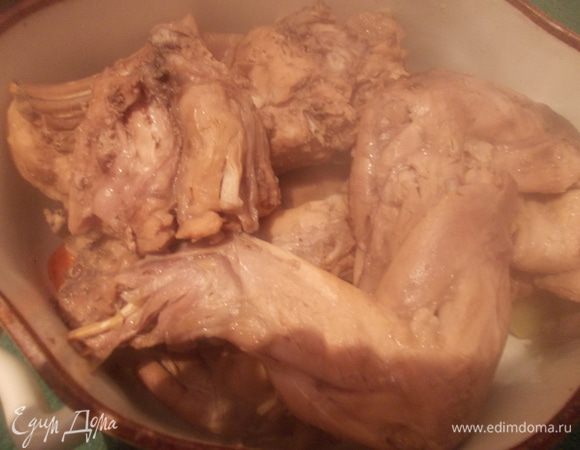 Залить его вином, добавить 1 морковь, одну луковичку, посолить и поперчить. Варить до готовности, пока мясо кролика не будет мягкое( от 45 минут до 1.5 часа).